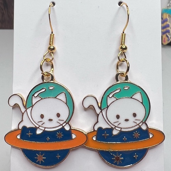 925 Sterling Hook Earring with astronaut cat on Saturn - Picture 3 of 3